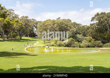 PERTH, AUSTRALIA - 12 ottobre 2024: Parte del Kings Park a Perth Australia che mostra lo stagno e le persone nel parco Foto Stock