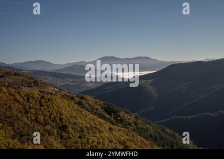 Tramonto con le cime del monte Golija all'orizzonte nebbioso Foto Stock