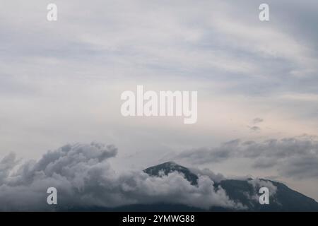 Cielo nuvoloso sulle cime delle montagne Foto Stock