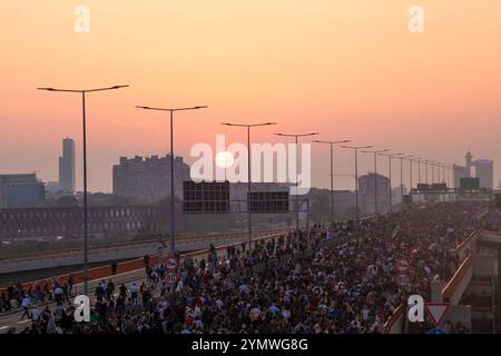 Protesta contro il regime, Rio Tinto e l'inquinamento atmosferico. I manifestanti hanno bloccato la strada principale, la folla che marciava attraverso la città. Belgrado, Serbia 27.11.2021 Foto Stock