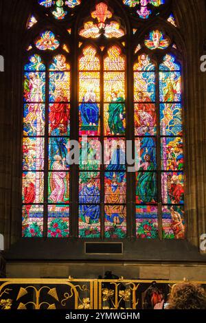 Una vetrata colorata nella cattedrale di San Vito, Praga Foto Stock