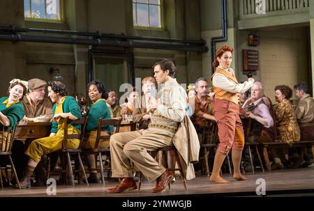 Thomas Atkins (Nemorino), Rhian Lois (Adina) in THE ELIXIR OF LOVE at English National Opera, London Coliseum, London WC2 15/11/2024 musica: Gaetano Donizetti libretto: Felice Romani traduzione inglese: Amanda Holden direttore: Teresa Riveiro Bohm Set design: Nicky Shaw costumi: Zehra Mansouri illuminazione: Mark Jonathan Movement: Anjali Mehra direttore: Harry Fehr Foto Stock