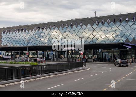 Ingresso all'aeroporto Nikola Tesla di Belgrado, 26.07.2023. Foto Stock