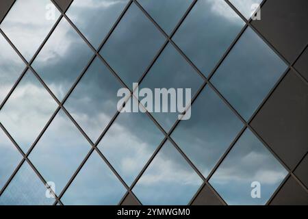 Finestre con riflesso del cielo nuvoloso Foto Stock