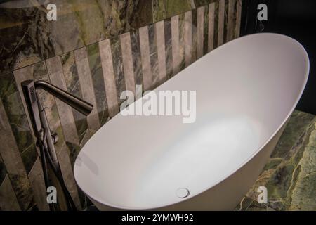 Vasca da bagno in stile moderno e minimalista Foto Stock