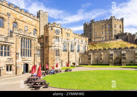 Cortile del castello di Durham con la Castle Keep Tunstall Chapel e University College all'interno del castello Norman Durham County Durham Inghilterra Regno Unito Europa Foto Stock