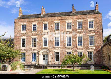 Cosin's Hall è l'Istituto di studi avanzati della Durham University (IAS), un edificio georgiano situato a Palace Green Durham County Durham, Inghilterra, Regno Unito, Europa Foto Stock