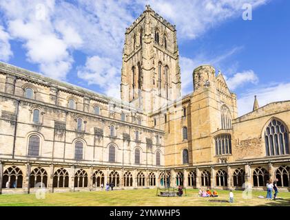 Torri della cattedrale di Durham dai chiostri della cattedrale di Durham Contea di Durham Inghilterra Regno Unito Europa Foto Stock