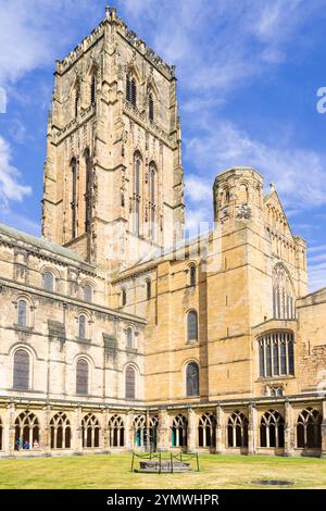 Torri della cattedrale di Durham dai chiostri della cattedrale di Durham Contea di Durham Inghilterra Regno Unito Europa Foto Stock