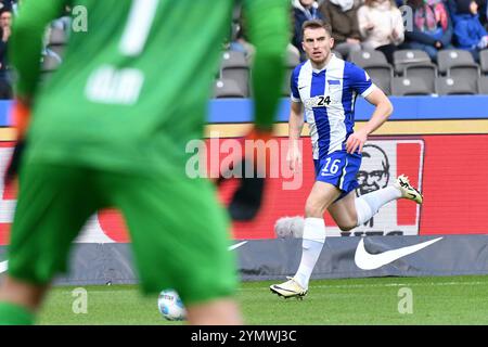 Berlino, Germania. 23 novembre 2024. Jonjoe Kenny (Hertha BSC Berlin, #16) GER, Hertha BSC gegen SSV Ulm 1846, Fussball, 2. Bundesliga, Saison 2024/2025, 13. SPIELTAG, 23.11.2024 (LE NORMATIVE DFL VIETANO QUALSIASI USO DI FOTOGRAFIE COME SEQUENZE DI IMMAGINI E/O QUASI-VIDEO). Foto: Eibner-Pressefoto/Ryan Sleiman credito: dpa/Alamy Live News Foto Stock