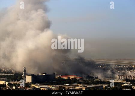 Beirut, Beirut, Libano. 23 novembre 2024. Il fumo fuoriesce dalla zona bersaglio di un attacco aereo israeliano nel sobborgo meridionale di Beirut. Incursioni israeliane nel sobborgo meridionale, un bastione per Hezbollah filo-iraniano è arrivato dopo un massiccio sciopero all'alba nel quartiere di basta a Beirut che ha demolito un edificio di otto piani. Almeno 11 persone sono state uccise e 63 altri feriti secondo il ministero della salute. Lo sciopero è arrivato poco dopo le 4 del mattino, quando ha fatto scoppiare Beirut con le esplosioni che hanno lasciato gran parte della città avvolta dal fumo acrido. E' stato il terzo sciopero in citta' questa settimana, e parte di esso Foto Stock