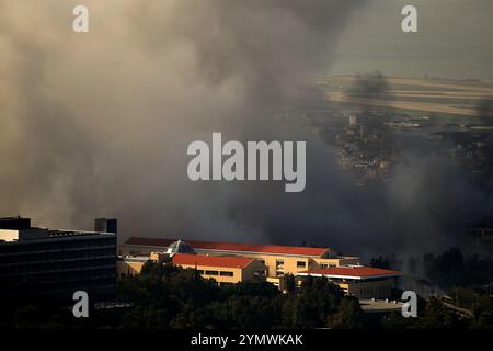 Beirut, Beirut, Libano. 23 novembre 2024. Il fumo fuoriesce dalla zona bersaglio di un attacco aereo israeliano nel sobborgo meridionale di Beirut. Incursioni israeliane nel sobborgo meridionale, un bastione per Hezbollah filo-iraniano è arrivato dopo un massiccio sciopero all'alba nel quartiere di basta a Beirut che ha demolito un edificio di otto piani. Almeno 11 persone sono state uccise e 63 altri feriti secondo il ministero della salute. Lo sciopero è arrivato poco dopo le 4 del mattino, quando ha fatto scoppiare Beirut con le esplosioni che hanno lasciato gran parte della città avvolta dal fumo acrido. E' stato il terzo sciopero in citta' questa settimana, e parte di esso Foto Stock