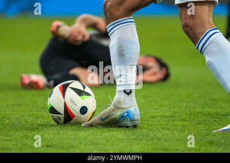 LUBIN, POLONIA - 22 NOVEMBRE 2024: Partita di calcio polacca PKO Ekstraklasa tra KGHM Zaglebie Lubin vs Motor Lublin. Dettaglio della gamba e della palla del giocatore. Foto Stock