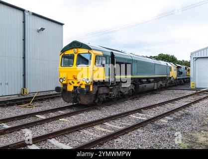 Locomotive moderne di classe 66 e classe 70 in uno scalo ferroviario Foto Stock