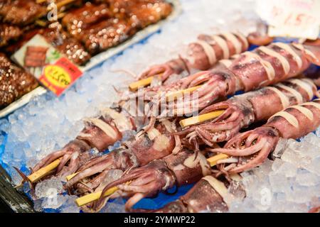 Calamari freschi e pesce al mercato di kuromon, Osaka Giappone Foto Stock