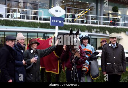 Beauport e il fantino Toby McCain-Mitchell dopo aver vinto la prima Classe Logistica Berkshire National handicap Chase all'Ascot Racecourse. Data foto: Sabato 23 novembre 2024. Foto Stock