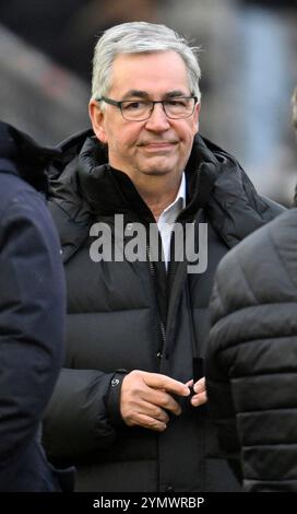 Stoccarda, Germania. 23 novembre 2024. vor Spielbeginn: Praesident Dietmar Allgaier VfB Stuttgart nachdenklich Ritratto VfB Stuttgart vs VfL Bochum BOC 23.11.2024 LE NORMATIVE DFL VIETANO QUALSIASI USO DI FOTOGRAFIE COME SEQUENZE DI IMMAGINI E/O QUASI-VIDEO/dpa/Alamy Live News Foto Stock