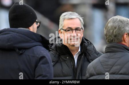 Stoccarda, Germania. 23 novembre 2024. vor Spielbeginn: Praesident Dietmar Allgaier VfB Stuttgart nachdenklich Ritratto VfB Stuttgart vs VfL Bochum BOC 23.11.2024 LE NORMATIVE DFL VIETANO QUALSIASI USO DI FOTOGRAFIE COME SEQUENZE DI IMMAGINI E/O QUASI-VIDEO/dpa/Alamy Live News Foto Stock