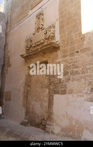 Nardò, Italia. Muro esterno del Monastero di Santa chiara, con un ex portale riempito e trasformato in un muro solido. Foto Stock