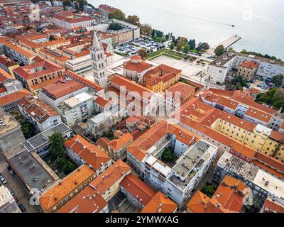 Una vista aerea della città vecchia di Zara con la Cattedrale di Santa Anastasia e la Chiesa di San Donato. Vista del drone effettuata il 22 ottobre 2024 a Zara, Zadar Cou Foto Stock