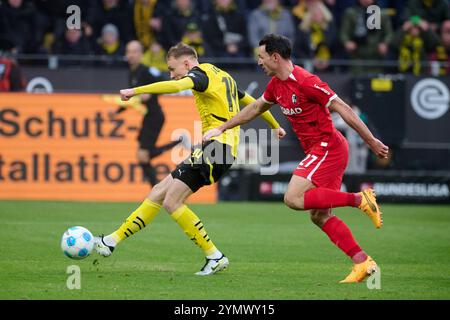 Dortmund, Germania. 23 novembre 2024. Maximilian Beier di Dortmund (L) segna il primo gol della sua squadra durante la partita di calcio tedesca tra Borussia Dortmund e SC Freiburg al Signal Iduna Park. Credito: Bernd Thissen/dpa - AVVISO IMPORTANTE: Le normative DFL e DFB vietano qualsiasi uso di fotografie come sequenze di immagini e/o quasi-video./dpa/Alamy Live News Foto Stock