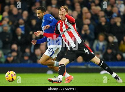 Iliman Ndiaye (a sinistra) dell'Everton e Sepp van den Berg di Brentford si battono per il pallone durante la partita di Premier League al Goodison Park, Liverpool. Data foto: Sabato 23 novembre 2024. Foto Stock