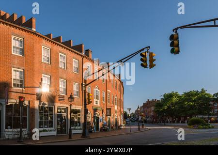 Newburyport, Massachusetts, USA - 13 luglio 2023: Scena di strada nel centro di questa piccola cittadina con le sue pittoresche strade con edifici in mattoni del XIX secolo e alla moda Foto Stock