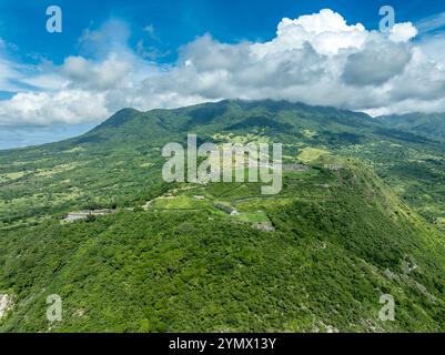 Vista aerea della fortezza militare britannica di Brimstone Hill Fort con capitani, bastioni e cannoni a St Kitts e Nevis Foto Stock