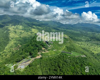 Vista aerea della fortezza militare britannica di Brimstone Hill Fort con capitani, bastioni e cannoni a St Kitts e Nevis Foto Stock