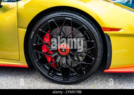 Chicago, Illinois - 29 settembre 2024: 2021 Lamborghini Huracan sto. Lamborghini Huracan sto giallo metallizzato 2021 parcheggiata in strada. Lamborghini Foto Stock