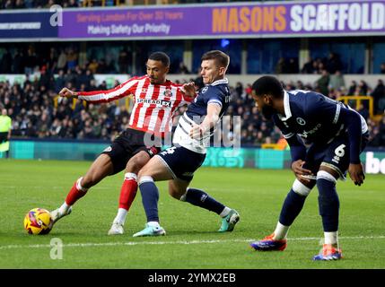 Wilson Isidor di Sunderland tenta un tiro in porta durante il match per il titolo Sky Bet a Den, Londra. Data foto: Sabato 23 novembre 2024. Foto Stock