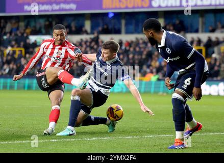 Wilson Isidor di Sunderland tenta un tiro in porta durante il match per il titolo Sky Bet a Den, Londra. Data foto: Sabato 23 novembre 2024. Foto Stock