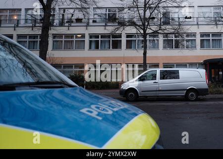 Berlino, Germania. 23 novembre 2024. Un'auto della polizia è parcheggiata di fronte a una casa di riposo. Una donna fa visita al padre di 75 anni nella casa di riposo di Berlino - e si dice che l'abbia attaccata con un machete. Alla fine, entrambi finirono feriti in ospedale. E' cosi' che la polizia descrive un incidente di mattina a Berlino-Reinickendorf. Il contesto e il corso esatto degli eventi sono ancora oggetto di indagine, ha detto un portavoce della polizia. Crediti: Jörg Carstensen/dpa/Alamy Live News Foto Stock