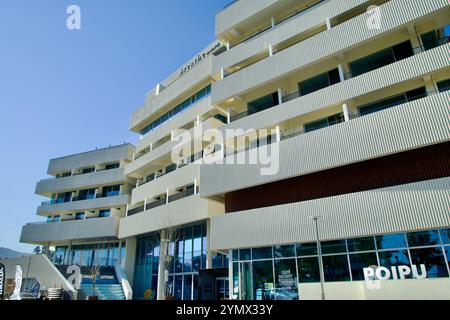 Contea di Yangyang, Corea del Sud - 3 novembre 2024: Vista esterna dell'Hotel Breath vicino al Monte Jukdo, che mostra architettura contemporanea e cle Foto Stock