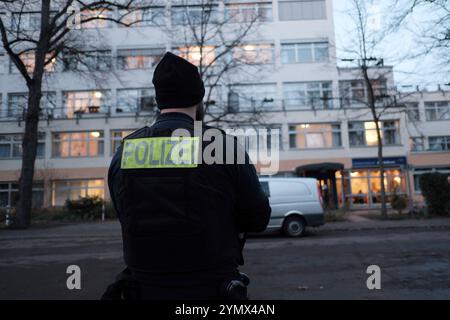 Berlino, Germania. 23 novembre 2024. Un agente di polizia si trova di fronte a una casa di riposo. Una donna fa visita al padre di 75 anni nella casa di riposo di Berlino - e si dice che l'abbia attaccata con un machete. Alla fine, entrambi finirono feriti in ospedale. E' cosi' che la polizia descrive un incidente di mattina a Berlino-Reinickendorf. Il contesto e il corso esatto degli eventi sono ancora oggetto di indagine, ha detto un portavoce della polizia. Crediti: Jörg Carstensen/dpa/Alamy Live News Foto Stock