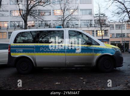 Berlino, Germania. 23 novembre 2024. Un'auto della polizia è parcheggiata di fronte a una casa di riposo. Una donna fa visita al padre di 75 anni nella casa di riposo di Berlino - e si dice che l'abbia attaccata con un machete. Alla fine, entrambi finirono feriti in ospedale. E' cosi' che la polizia descrive un incidente di mattina a Berlino-Reinickendorf. Il contesto e il corso esatto degli eventi sono ancora oggetto di indagine, ha detto un portavoce della polizia. Crediti: Jörg Carstensen/dpa/Alamy Live News Foto Stock