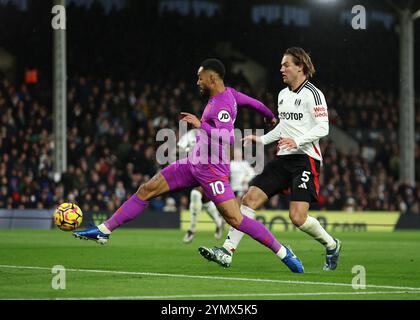 Craven Cottage, Fulham, Londra, Regno Unito. 23 novembre 2024. Premier League Football, Fulham contro Wolverhampton Wanderers; Matheus Cunha del Wolverhampton Wanderers tira e segna la sua squadra 1° goal al 30° minuto per renderlo 1-1 Credit: Action Plus Sports/Alamy Live News Foto Stock
