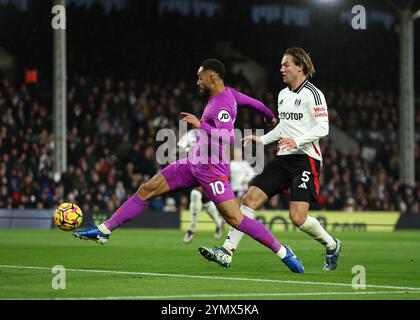 Craven Cottage, Fulham, Londra, Regno Unito. 23 novembre 2024. Premier League Football, Fulham contro Wolverhampton Wanderers; Matheus Cunha del Wolverhampton Wanderers tira e segna la sua squadra 1° goal al 30° minuto per renderlo 1-1 Credit: Action Plus Sports/Alamy Live News Foto Stock