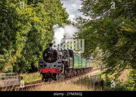 BR 4MT 2-6-0 No. 76017 si dirige verso Alresford sulla Mid-Hants Railway il primo giorno di funzionamento dopo il blocco del Covid-19 Foto Stock