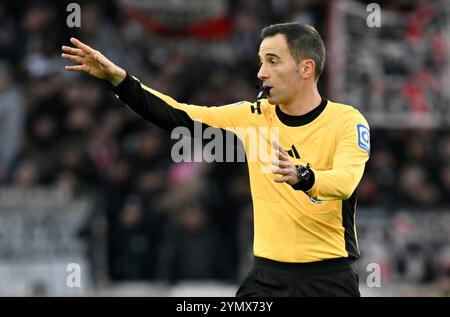 Stoccarda, Germania. 23 novembre 2024. L'arbitro di Schiedsrichter Benjamin Brand Gestik Geste VfB Stuttgart vs VfL Bochum BOC 23.11.2024 LE NORMATIVE DFL VIETANO QUALSIASI USO DI FOTOGRAFIE COME SEQUENZE DI IMMAGINI E/O QUASI-VIDEO/dpa/Alamy Live News Foto Stock