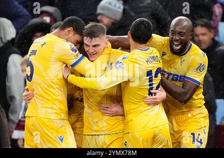 Justin Devenny di Crystal Palace (secondo a sinistra) festeggia con i compagni di squadra dopo aver segnato il secondo gol della partita durante la partita di Premier League a Villa Park, Birmingham. Data foto: Sabato 23 novembre 2024. Foto Stock