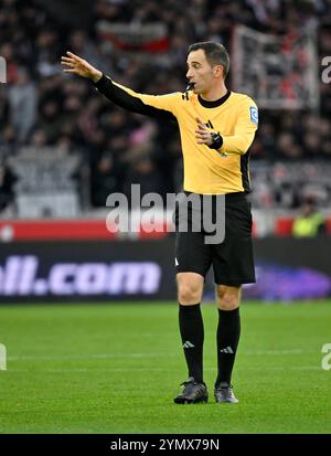 Stoccarda, Germania. 23 novembre 2024. L'arbitro di Schiedsrichter Benjamin Brand Gestik Geste VfB Stuttgart vs VfL Bochum BOC 23.11.2024 LE NORMATIVE DFL VIETANO QUALSIASI USO DI FOTOGRAFIE COME SEQUENZE DI IMMAGINI E/O QUASI-VIDEO/dpa/Alamy Live News Foto Stock