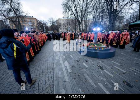 Kiev, Kiev, Ucraina. 23 novembre 2024. Sacerdoti visti durante il servizio di preghiera tenuto sulla memoria delle vittime di Holodomor, con la partecipazione dei gerarchi della Chiesa ortodossa Ucraina e della Chiesa greco-cattolica Ucraina presso il Memoriale delle vittime di Holodomor. Durante l'Holodomor, milioni di ucraini morirono di fame a causa di una carestia creata dall'uomo. Il 4 sabato di ogni novembre alle ore 4, le candele sono accese in tutta l'Ucraina per ricordare. Crediti: ZUMA Press, Inc./Alamy Live News Foto Stock