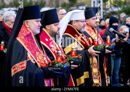 Kiev, Kiev, Ucraina. 23 novembre 2024. Sacerdoti visti durante il servizio di preghiera tenuto sulla memoria delle vittime di Holodomor, con la partecipazione dei gerarchi della Chiesa ortodossa Ucraina e della Chiesa greco-cattolica Ucraina presso il Memoriale delle vittime di Holodomor. Durante l'Holodomor, milioni di ucraini morirono di fame a causa di una carestia creata dall'uomo. Il 4 sabato di ogni novembre alle ore 4, le candele sono accese in tutta l'Ucraina per ricordare. Crediti: ZUMA Press, Inc./Alamy Live News Foto Stock