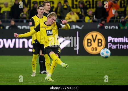 Dortmund, Germania. 23 novembre 2024. Julian Brandt di Dortmund segna il terzo gol della sua squadra durante la partita di calcio tedesca tra Borussia Dortmund e SC Freiburg al Signal Iduna Park. Credito: Bernd Thissen/dpa - AVVISO IMPORTANTE: Le normative DFL e DFB vietano qualsiasi uso di fotografie come sequenze di immagini e/o quasi-video./dpa/Alamy Live News Foto Stock