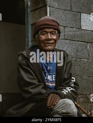 Le persone che lavorano o vivono lungo il percorso del campo base dell'Annapurna Foto Stock