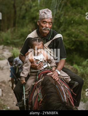 Le persone che lavorano o vivono lungo il percorso del campo base dell'Annapurna Foto Stock