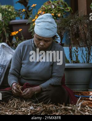 Le persone che lavorano o vivono lungo il percorso del campo base dell'Annapurna Foto Stock