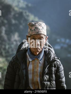 Le persone che lavorano o vivono lungo il percorso del campo base dell'Annapurna Foto Stock