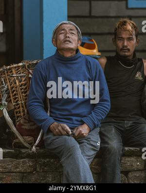 Le persone che lavorano o vivono lungo il percorso del campo base dell'Annapurna Foto Stock